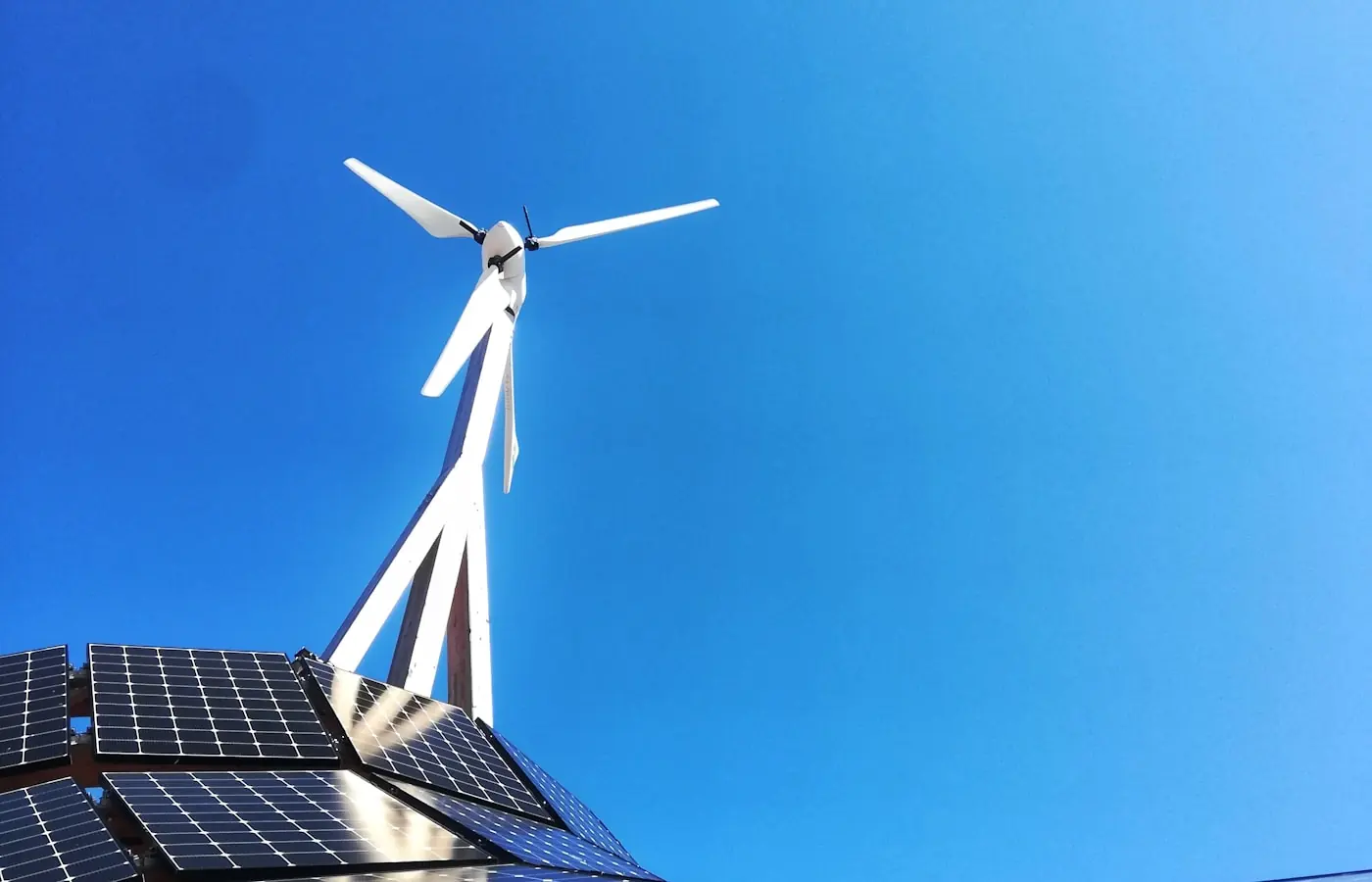 Tecnico durante la verifica di un impianto energetico